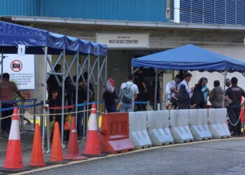 GELAGAT sebahagian pelarian dari pelbagai negara hadir menunggu bagi mendapatkan dokumen pengenalan diri yang dikeluarkan UNHCR ketika tinjauan di Bukit Petaling, Kuala Lumpur. - UTUSAN/AMIR KHALID