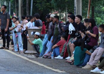 GELAGAT sebahagian pelarian dari pelbagai negara hadir menunggu bagi mendapatkan dokumen pengenalan diri yang dikeluarkan UNHCR ketika tinjauan di Bukit Petaling, Kuala Lumpur. - UTUSAN/AMIR KHALID