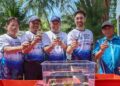 ADNAN Hussain (tengah) dan Ketua Pengarah Perhilitan, Datuk Abdul Khadir Abu Hashim (dua, dari kiri) memegang terumbu karang sebagai gimik perasmian semasa sambutan Hari Laut Sedunia  2026 di Pusat Taman Laut Pulau Redang, Kuala Nerus, Terengganu. 
– UTUSAN/PUQTRA HAIRRY