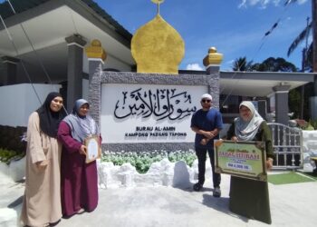MOHD. Uzair Asyraf Mohd. Zaharani (dua dari kanan) bersama ahli jawatankuasa Surau Al-Amin menunjukkan replika hadiah wang tunai berjumlah RM4,000 yang dimenangi mereka di Kampung Padang Tapong, Jertih, Besut, Terengganu.– UTUSAN/WAN ZURATIKAH IFFAH WAN ZULKIFLI