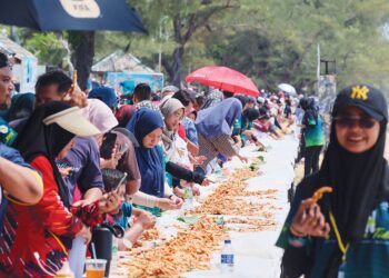 UDANG celup tepung dihidangkan sepanjang satu kilometer di pesisir pantai Rhu 10, Setiu Terengganu, mendapat pengiktirafan The Malaysia Book of Records. – MINGGUAN//PUQTRA HAIRRY