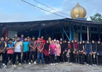 ISHAK Mohamad (bertopi) bersama penuntut Institut Pendidikan Guru Kampus Tengku Ampuan Afzan selepas membersihkan masjid di Kampung Relong, Lipis, Pahang baru-baru ini.
