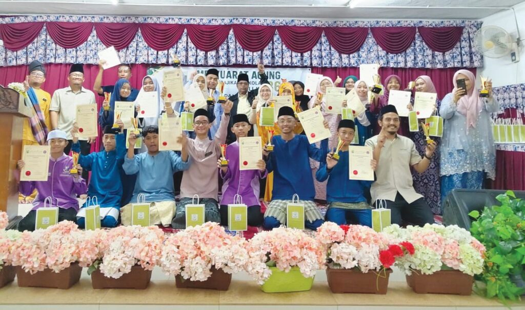 74 murid SATANGI terima  Anugerah Cemerlang 2025