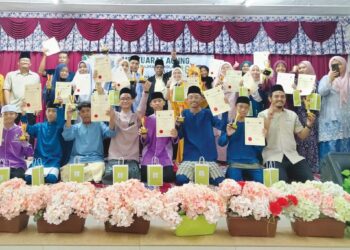 Muhamad Ammar, Muhamed Sultan dan Nor Azila Abd. Kadir (tengah) bersama penerima Anugerah Cemerlang SATANGI bagi Sijil Darjah Khas Agama (SDKA) 2025 di Johor Bahru baru-baru ini.