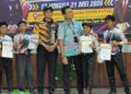 MUHAMAD iqbal Mohd Ibrahim (kanan) bersama rakan sepasukan ketika menerima sijil dan pingat kemenangan.