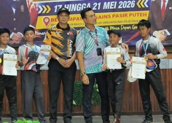 MUHAMAD iqbal Mohd Ibrahim (kanan) bersama rakan sepasukan ketika menerima sijil dan pingat kemenangan.