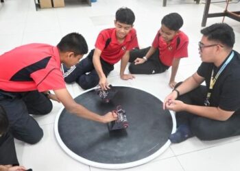 PELAJAR STAR diedahkan  secara praktikal bidang robotik, elektronik dan pengaturcaraan menerusi bengkek Asas SUMO Robot anjuran Politeknik Ungku Omar.