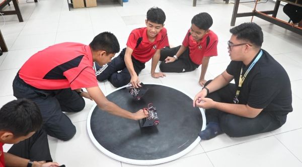 Bengkel Sumo robot Politeknik Ungku Omar tarik min