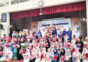 NOOR Mohamad Shakil Hameed (berdiri lapan dari kiri) bersama  Tengku Zarena Tengku Azam dan barisan pentadbir sekolah bergambar bersama pelajar cemerlang SPM 2025 di Majlis Anugerah Kecemerlangan Akademik (MAKA) 2026 di SMK Seri Serdang baru-baru ini.