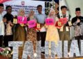 AHMAD Rusydi Daniel Cheng Abdullah (kanan) bersama pelajar cemerlang PNGK 4.00 SMK Jengka Pusat selepas pengumuman keputusan STPM 2025 baru-baru ini.