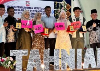 AHMAD Rusydi Daniel Cheng Abdullah (kanan) bersama pelajar cemerlang PNGK 4.00 SMK Jengka Pusat selepas pengumuman keputusan STPM 2025 baru-baru ini.