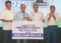 Wan Rozila Wan Abdullah ( kiri ) menyampaikan cenderamata kepada seorang bapa contoh di Kampung Orang Asli Paya Sendayan, Kuala Krau, baru-baru ini. – UTUSAN/SALEHUDIN MAT RASAD.