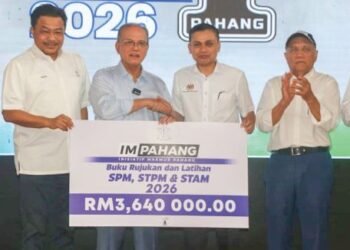 Wan Rozila Wan Abdullah ( kiri ) menyampaikan cenderamata kepada seorang bapa contoh di Kampung Orang Asli Paya Sendayan, Kuala Krau,  baru-baru  ini. – UTUSAN/SALEHUDIN MAT RASAD.