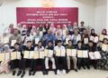 KHAIRUL NIZAM Abu Dahari (barisan kedua, lapan dari kanan) dan Shahnam Abd, Rashid (lima dari kiri) bersama guru dan pelajar cemerlang peperiksaan SPM 2025 sempena majlis Apresiasi Kecemerlangan SPM 2025 di Lipis, Pahang baru-baru ini. – UTUSAN/HARIS FADILAH AHMAD