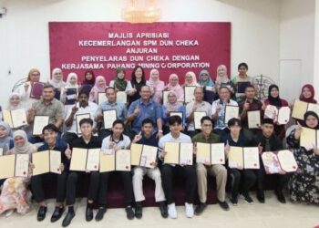 KHAIRUL NIZAM Abu Dahari (barisan kedua, lapan dari kanan) dan Shahnam Abd, Rashid (lima dari kiri) bersama guru dan pelajar cemerlang peperiksaan SPM 2025 sempena majlis Apresiasi Kecemerlangan SPM 2025 di Lipis, Pahang baru-baru ini. – UTUSAN/HARIS FADILAH AHMAD