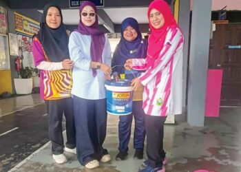 WAN Nurhazirah Wan Shamsuri (dua dari kiri) menyumbangkan cat untuk keceriaan Bilik Seni Visual di Sekolah Kebangsaan Jerantut Jaya, Jerantut, Pahang. – utusn/HARIS FADILAH AHMAD