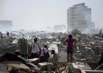 BEBERAPA buah bangunan runtuh akibat gempa bumi kuat di Venezuela. - AFP
