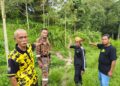 MOHD. Asmadi Abdullah (kiri) menunjukkan laluan dari arah sungai, tempat Jaslinda ditemui untuk dibawa ke rumahnya di Kampung Lubuk Gaharu, Pos Musoh di Tapah.