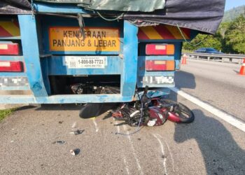 SEORANG wanita maut manakala suaminya cedera selepas motosikal ditunggang mereka terlibat dalam satu kemalangan dengan sebuah lori di kilometer 118, Lebuhraya Utara Selatan (Arah Utara), Batu Pahat.