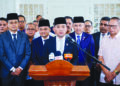 ONN Hafiz Ghazi (tengah) mengumumkan pembubaran Dewan Undangan Negeri Johor di kediaman rasmi Menteri Besar di Johor Bahru, semalam.