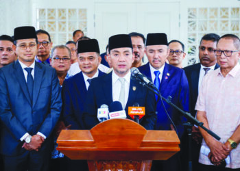 ONN Hafiz Ghazi (tengah) mengumumkan pembubaran Dewan Undangan Negeri Johor di kediaman rasmi Menteri Besar di Johor Bahru, semalam.