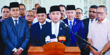 ONN Hafiz Ghazi (tengah) mengumumkan pembubaran Dewan Undangan Negeri Johor di kediaman rasmi Menteri Besar di Johor Bahru, semalam.
