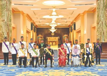 SULTAN Ibrahim dan Raja Permaisuri Agong, Raja Zarith Sofiah berkenan bergambar bersama penerima-penerima Darjah Seri Setia Mahkota (SSM), Darjah Panglima Mangku Negara (PMN), Darjah Panglima Setia Mahkota (PSM) dan Darjah Bakti  di Istana Negara, Kuala Lumpur, semalam. Hadir sama, Perdana Menteri, Datuk Seri Anwar Ibrahim dan isteri Datuk Seri Dr. Wan Azizah Wan Ismail serta Timbalan Perdana Menteri, Datuk Seri Dr. Ahmad Zahid Hamidi. – JABATAN PENERANGAN MALAYSIA