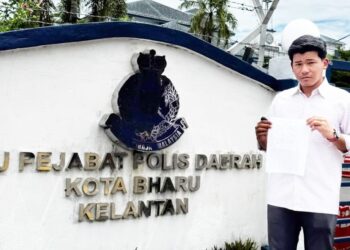 NIK Alif Abdul Ariffahmi menunjukkan laporan polis yang dibuatnya di Ibu Pejabat Polis Daerah (IPD) Kota Bharu, Kelantan pada Sabtu lalu.