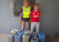 ANGGOTA PGA (kiri) bersama suspek yang ditangkap selepas disyaki menyeludup petrol ke Thailand di di pangkalan haram Zink Merah, Lubok Gong, Rantau Panjang, Kelantan hari ini.