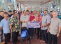 MOHAMED KHALED Nordin (tengah) menyantuni pemandu teksi pada Majlis Sembang Santai Bersama Pemandu Kereta Sewa dan Teksi di Terminal Bas dan Teksi Tun Sri Lanang, Kota Tinggi.