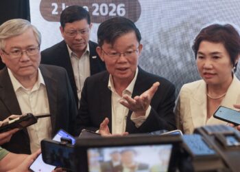 CHOW Kon Yeow (tengah) ketika ditemui pemberita selepas merasmikan Pusat Ortopedik Teknologi Perubatan Termaju di Seberang Jaya, Pulau Pinang.-UTUSAN/DANIAL SAAD