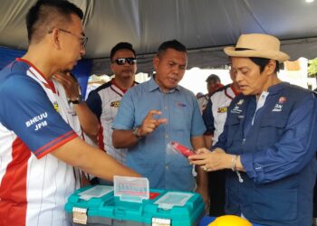 AZALINA Othman Said (kanan) mendengar taklimat pempamer ketika menghadiri Majlis Peluncuran Program Kampung Angkat Madani 3.0, Bahagian Hal Ehwal Undang-Undang (BHEUU) Jabatan Perdana Menteri di Balai Raya, Kampung Tanjung Serindit, Ladang Sungai Papan, Kota Tinggi.