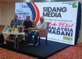 Dr Saleeh Rahamad (tengah) bersama Mohd Khair Ngadiron (kiri) dalam sidang akhbar pelancaran Fasa Ketiga Projek Penerbitan Buku PENA-MALAYSIA MADANI  di ibu negara hari ini.