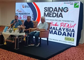 Dr Saleeh Rahamad (tengah) bersama Mohd Khair Ngadiron (kiri) dalam sidang akhbar pelancaran Fasa Ketiga Projek Penerbitan Buku PENA-MALAYSIA MADANI  di ibu negara hari ini.