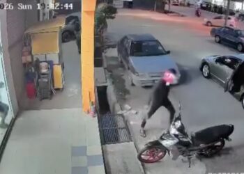 TANGKAP layar satu rakaman CCTV menunjukkan kelibat dua orang suspek tergesa-gesa keluar dari sebuah kedai serbaneka selepas menyerang dan menyamun pekerja kedai terbabit di Taman Bistari, Nibong Tebal, Pulau Pinang.-GAMBAR/MEDIA SOSIAL
