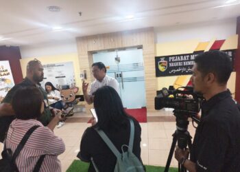 PENGAMAL media masih menunggu di Wisma Negeri, Seremban selepas dimaklumkan sidang akhbar Aminuddin dibatalkan.-UTUSAN/NAZARUDIN SHAHARI