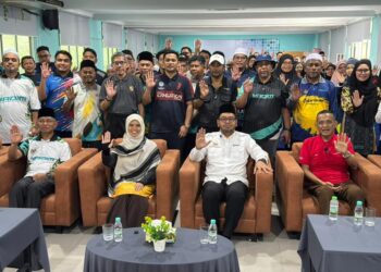 DR. Zulkifli Hasan (4 dari kiri) bersama tetamu kehormat dan komuniti orang kampung serta petugas YADIM di Institut Latihan Dakwah Islamiah Malaysia (INDAH) di sini, hari ini.