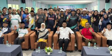DR. Zulkifli Hasan (4 dari kiri) bersama tetamu kehormat dan komuniti orang kampung serta petugas YADIM di Institut Latihan Dakwah Islamiah Malaysia (INDAH) di sini, hari ini.