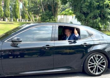 AMINUDDIN Harun melambai kepada pengamal media ketika ditemui di hadapan Istana Hinggap di Seremban, hari ini.- UTUSAN / NOR SHAFIQAH MOHD GHAZALI