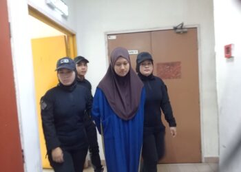 SEORANG wanita dihadapkan ke Mahkamah Sesyen Johor Bahru hari ini atas tuduhan menyebabkan kematian bayi perempuannya yang baharu dilahirkan.