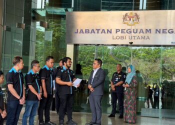 HISHAMUDDIN Hashim menyerahkan dokumen aduan kepada Ketua Unit Komunikasi Strategik Jabatan Peguam Negara, Amir Khusairi Harun di Jabatan Peguam Negara, Putrajaya.