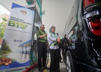 NORAINI Ahmad mengisi minyak Biodisel B15 berasaskan minyak sawit (PME) di Stesen Minyak Petronas Presint 16, Putrajaya. - UTUSAN/FAISOL MUSTAFA