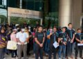 HISHAMUDDIN Hashim bersama mangsa pelaburan GRR di hadapan Jabatan Peguam Negara, Putrajaya.