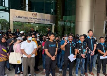 HISHAMUDDIN Hashim bersama mangsa pelaburan GRR di hadapan Jabatan Peguam Negara, Putrajaya.