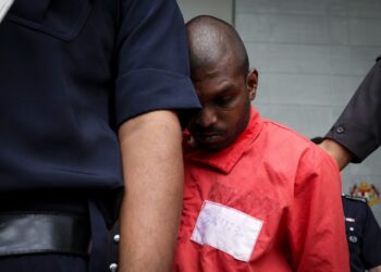 RETNA Velu, 25, dibawa keluar dari Mahkamah Sesyen selepas mengaku bersalah melakukan amang seksual terhadap lima kanak-kanak lelaki di sebuah pusat jagaan, di Mahkamah Ampang di sini, hari ni. - UTUSAN/MUHAMAD IQBAL ROSLI