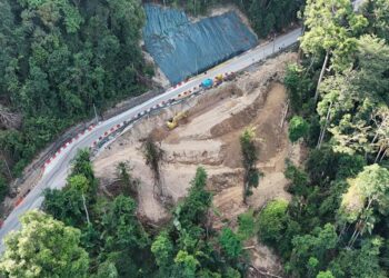 KERJA-kerja baik pulih laluan Wang Kelian, Padang Besar, dijangka siap pada Ogos depan. -UTUSAN
