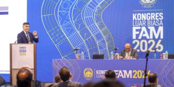 Timbalan Setiausaha Agung Konfederasi Bola Sepak Asia (AFC), Vahid Kardany (kiri) membentangkan laporan pada Kongres Luar Biasa Persatuan Bola Sepak Malaysia (FAM) 2026 di Hilton Petaling Jaya di sini hari ini. GAMBAR: FARIZ RUSADIO