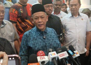 Aminuddin Harun semasa sidang akhbar di kediaman rasmi beliau di Seremban malam ini