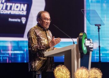 ANWAR Ibrahim menyampaikan ucaptama pada Majlis Peluncuran Persidangan Peralihan Tenaga di Pusat Konvensyen Kuala Lumpur (KLCC) di sini, hari ini.-UTUSAN/SKANDAR