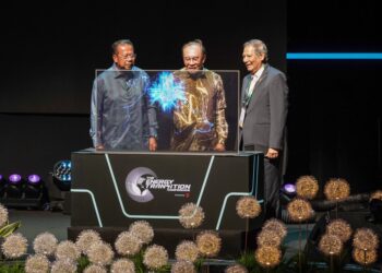 ANWAR IBRAHIM pada Majlis Peluncuran Persidangan Peralihan Tenaga di Pusat Konvensyen Kuala Lumpur (KLCC) di sini, hari ini.-UTUSAN/ISKANDAR